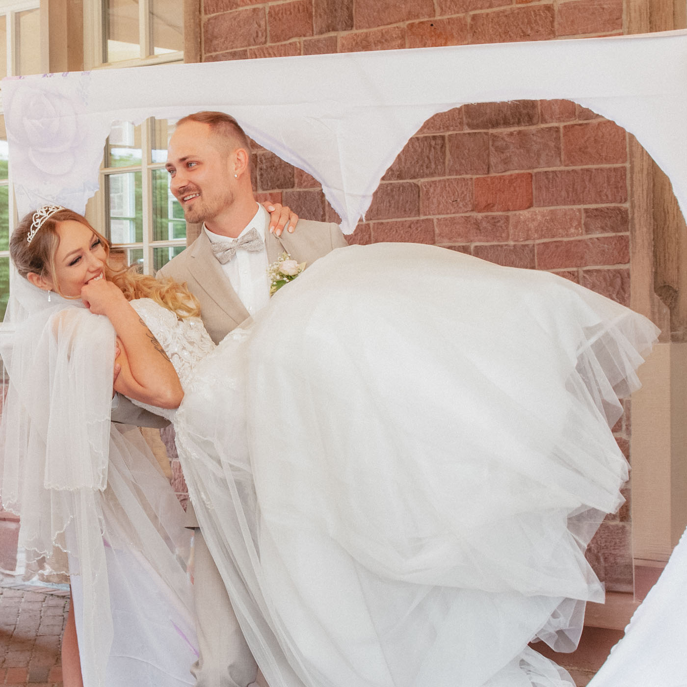 Astorhaus Walldorf - Braut und Bräutigam im Herz fotografiert von HochzeitundBild