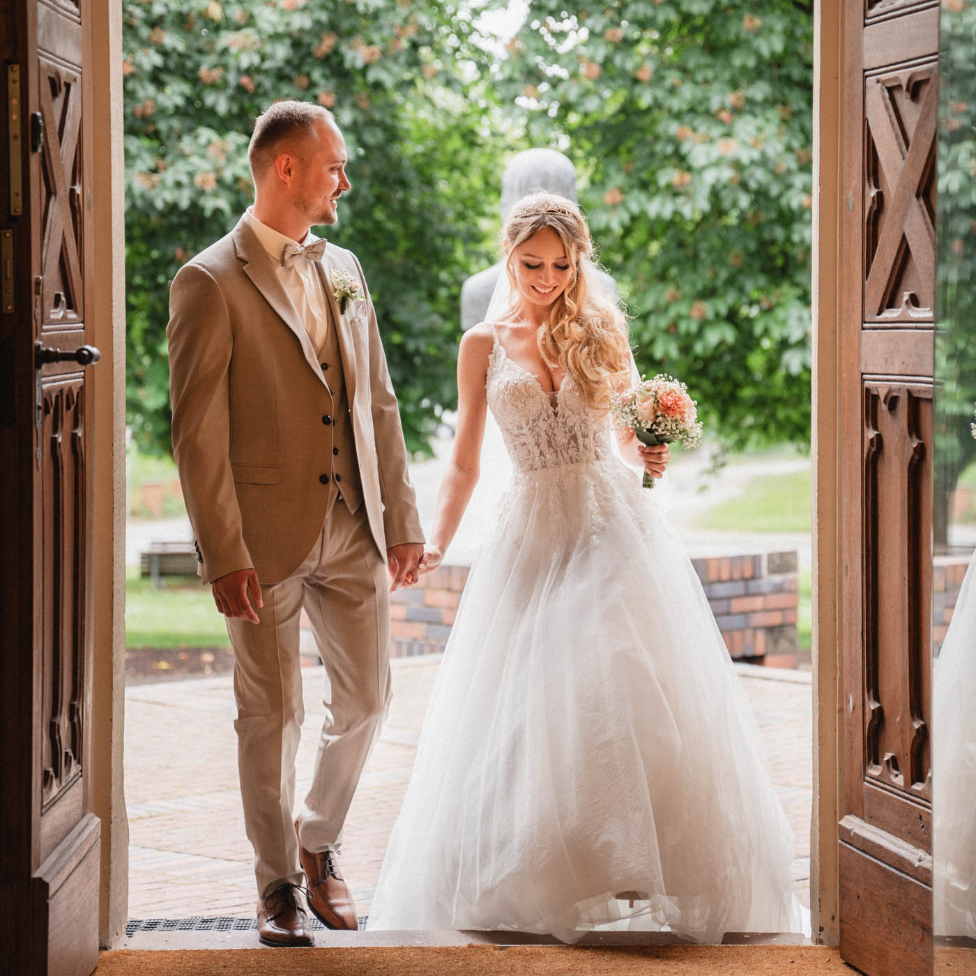 Astorhaus Walldorf - Brautpaar schreitet ins Standesamt fotografiert von HochzeitundBild