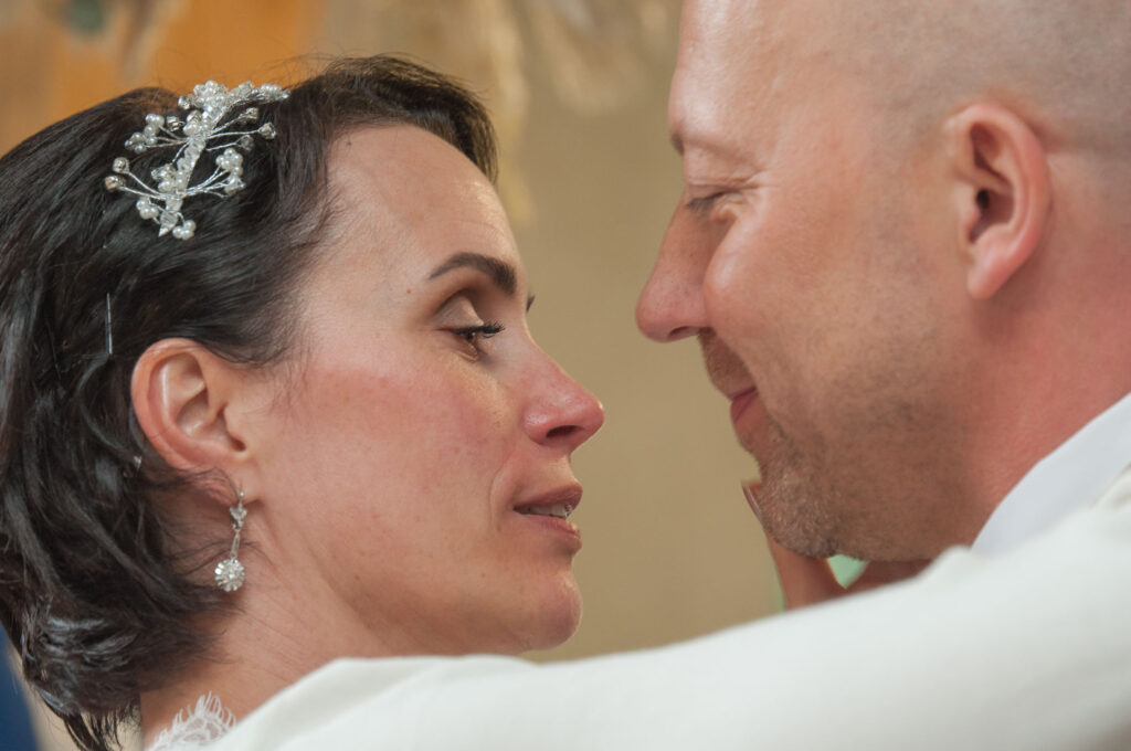 Freie Trauung - Braut umarmt Bräutigamg fotografiert von HochzeitUndBild