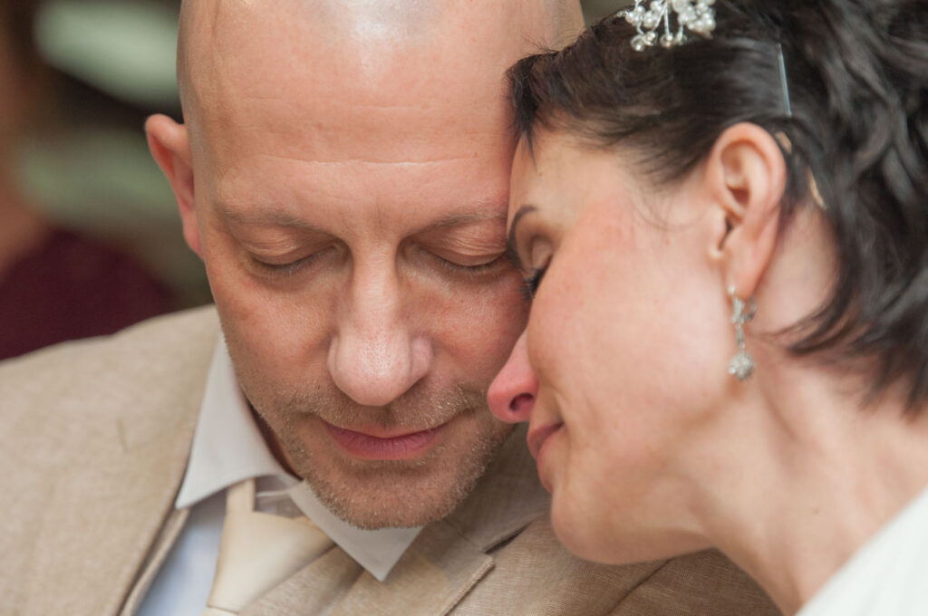 Freie Trauung - Braut und Bräutigam in Nähe fotografiert von HochzeitUndBild