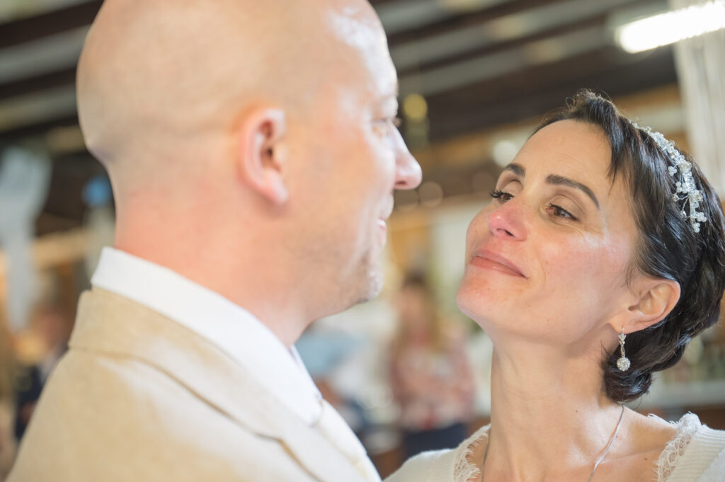 Freie Trauung - Braut und Bräutigam sehen sich an fotografiert von HochzeitUndBild