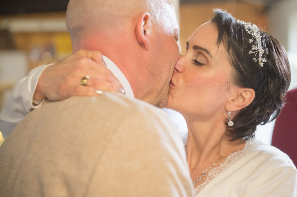 Freie Trauung - Ein Kuss fotografiert von HochzeitUndBild