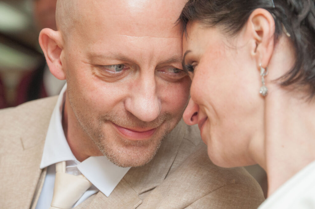 Hochzeitsfotograf-Heidelberg - Bräutigam sieht Braut an - fotografiert von HochzeitUndBild