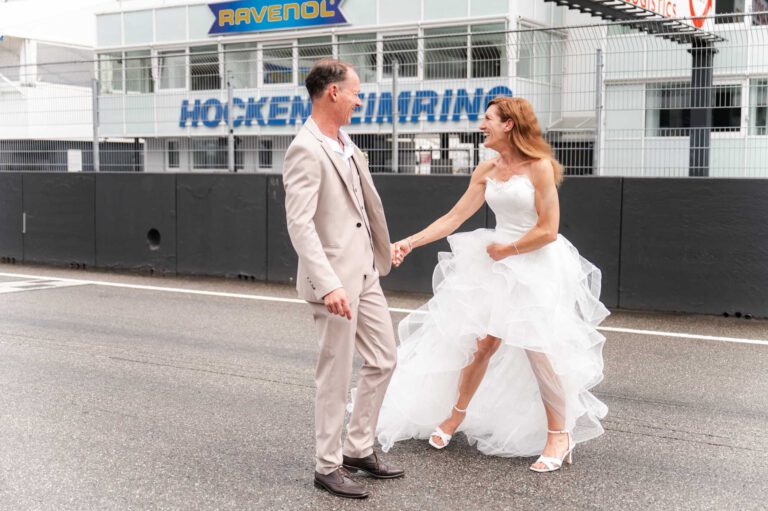 Hochzeitsfotograf-Heidelberg - Brautpaar Hockenheimring fotografiert von HochzeitUndBild