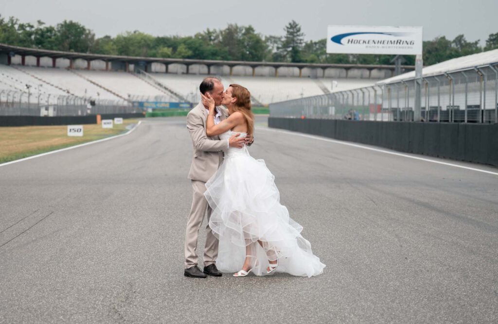 Hochzeitsfotograf-Heidelberg - Kuss auf der Rennstrecke fotografiert von HochzeitUndBild