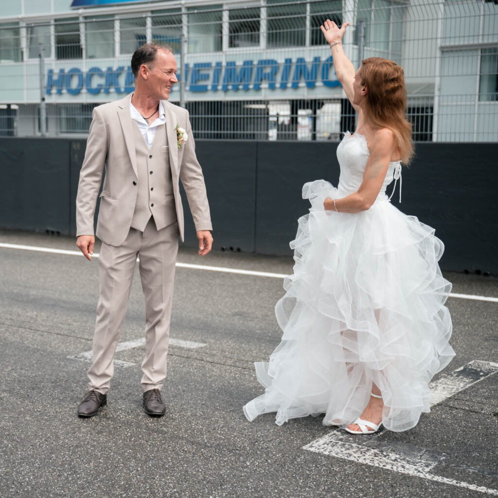 Hockenheimring Hochzeit - Begeistertes Brautpaar auf der Rennstrecke fotografiert von HochzeitUndBild