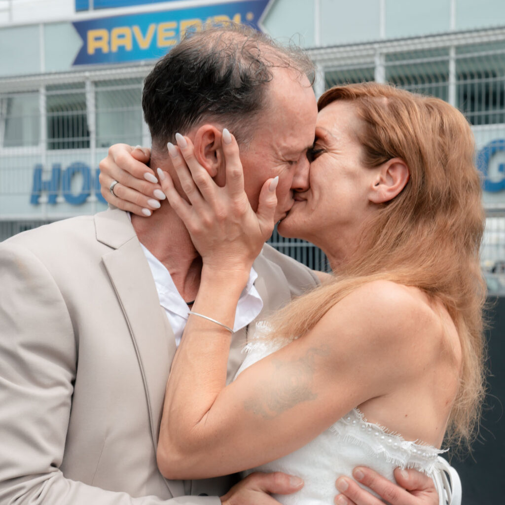 Hockenheimring Hochzeit - Beseeltes Brautpaar küsst sich auf der Zielgeraden fotografiert von HochzeitUndBild