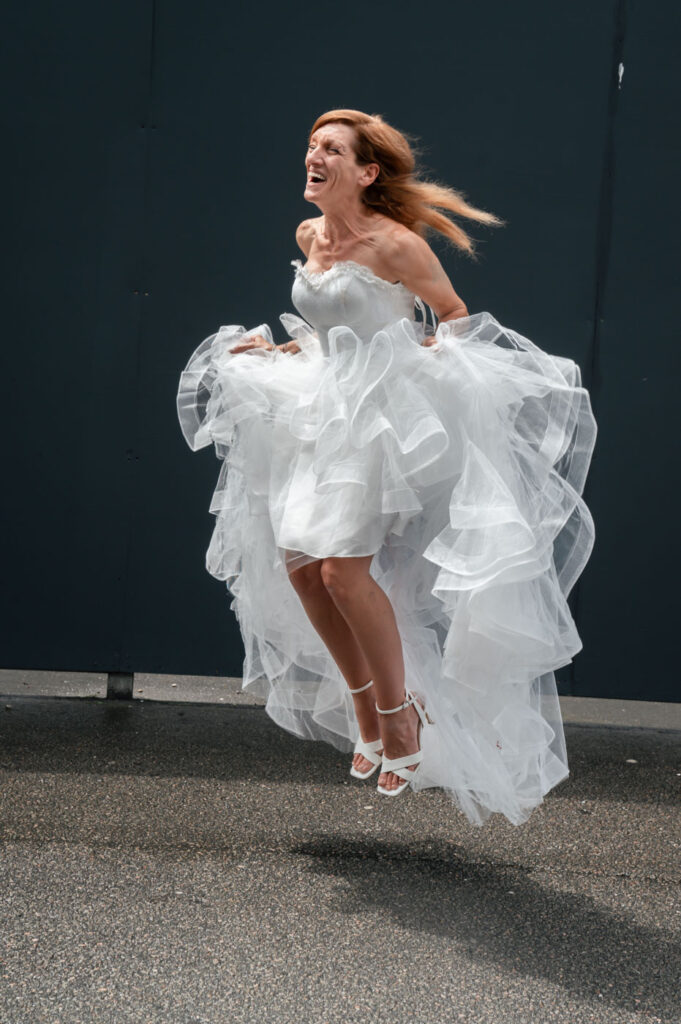 Hockenheimring Hochzeit - Braut im Jubel fotografiert von HochzeitUndBild