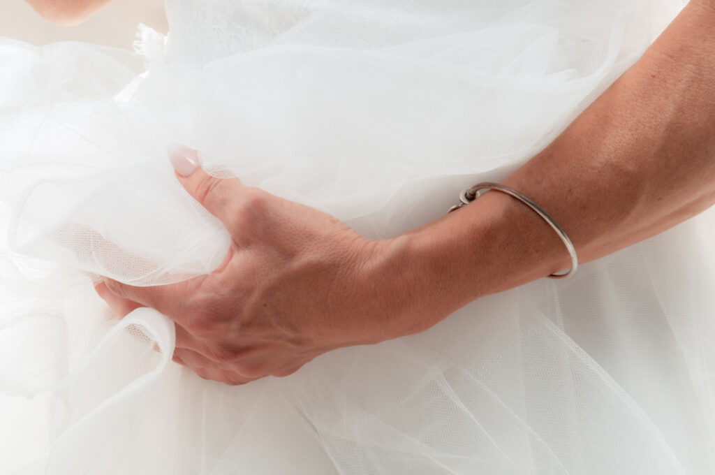 Hockenheimring Hochzeit - Brautkleid mit Arm fotografiert von HochzeitUndBild