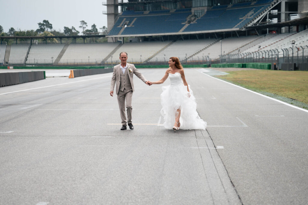 Hockenheimring Hochzeit - Brautpaar auf der Zielgeraden fotografiert von HochzeitUndBild - 2