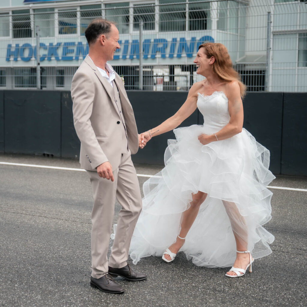 Hockenheimring Hochzeit - Glückliches Brautpaar auf der Zielgeraden fotografiert von HochzeitUndBild