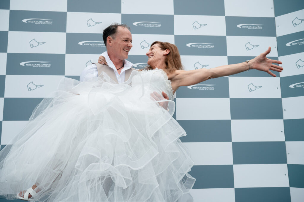 Hockenheimring Hochzeit - Jubel auf dem Treppchen fotografiert von HochzeitUndBild