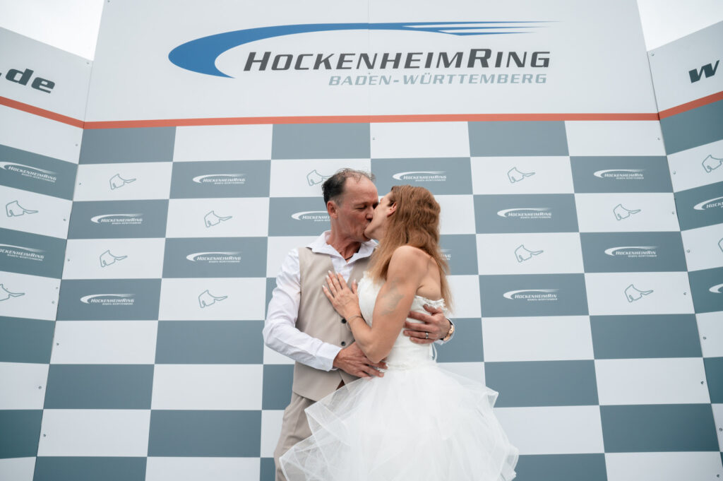 Hockenheimring Hochzeit - Kuss auf dem Treppchen fotografiert von HochzeitUndBild