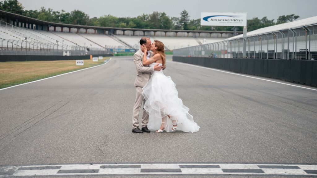 Hockenheimring Hochzeit - Kuss auf der Rennstrecke fotografiert von HochzeitUndBild