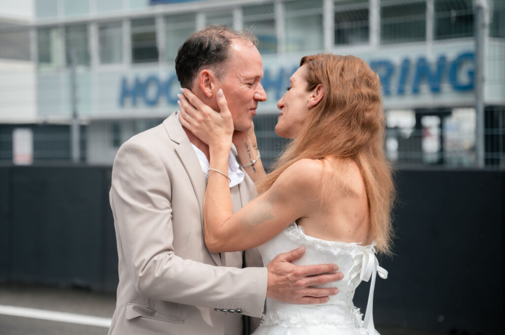 Hockenheimring Hochzeit - Vertrautheit Brautpaar auf der Zielgeraden fotografiert von HochzeitUndBild