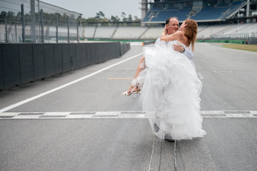 Hockenheimring Hochzeit - die getragene Braut fotografiert von HochzeitUndBild