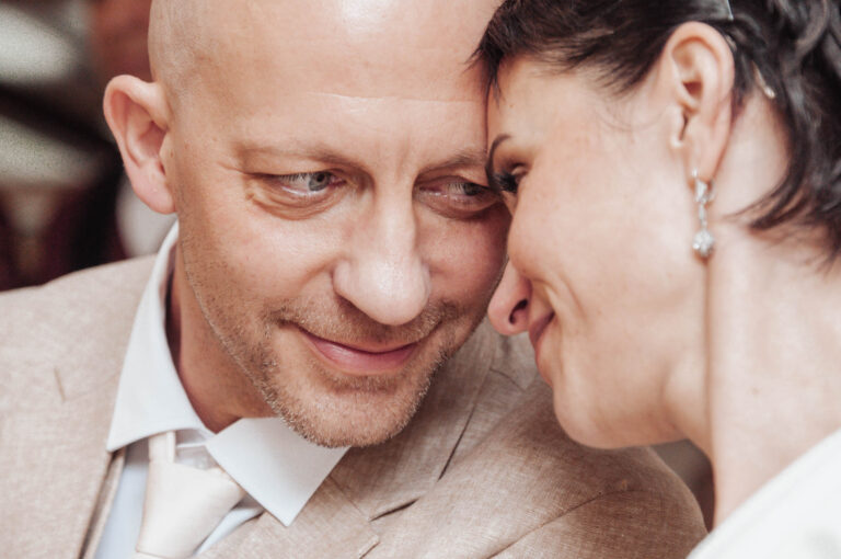 Freie Trauung - ein ruhiger Moment fotografiert von HochzeitUndBild