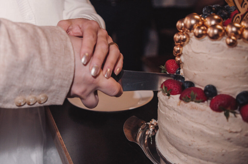 Freie Trauung - Anschneiden der Hochzeitstorte