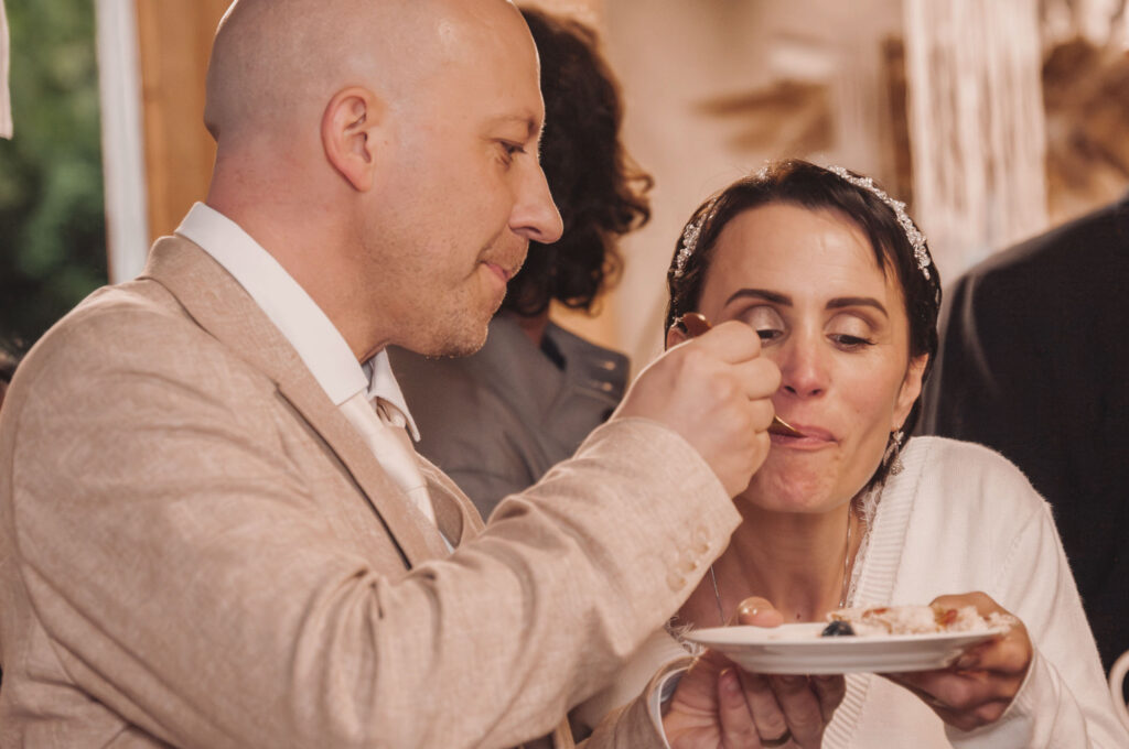 Freie Trauung - c - Die Hochzeitstorte fotografiert von HochzeitUndBild