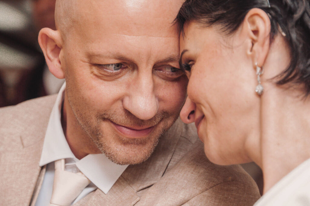 Freie Trauung - c - ein ruhiger Moment fotografiert von HochzeitUndBild