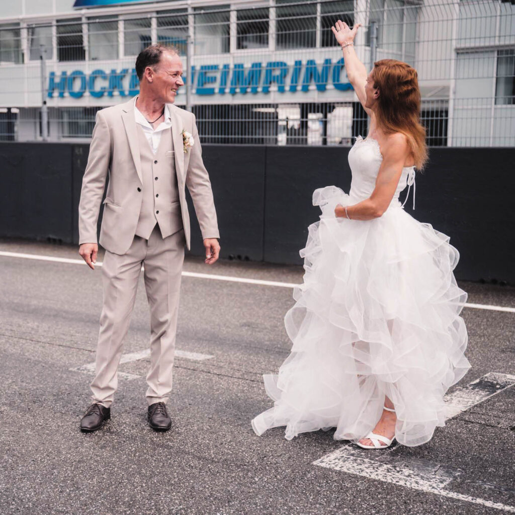 Hockenheimring Hochzeit - Begeistertes Brautpaar auf der Rennstrecke fotografiert von HochzeitUndBild