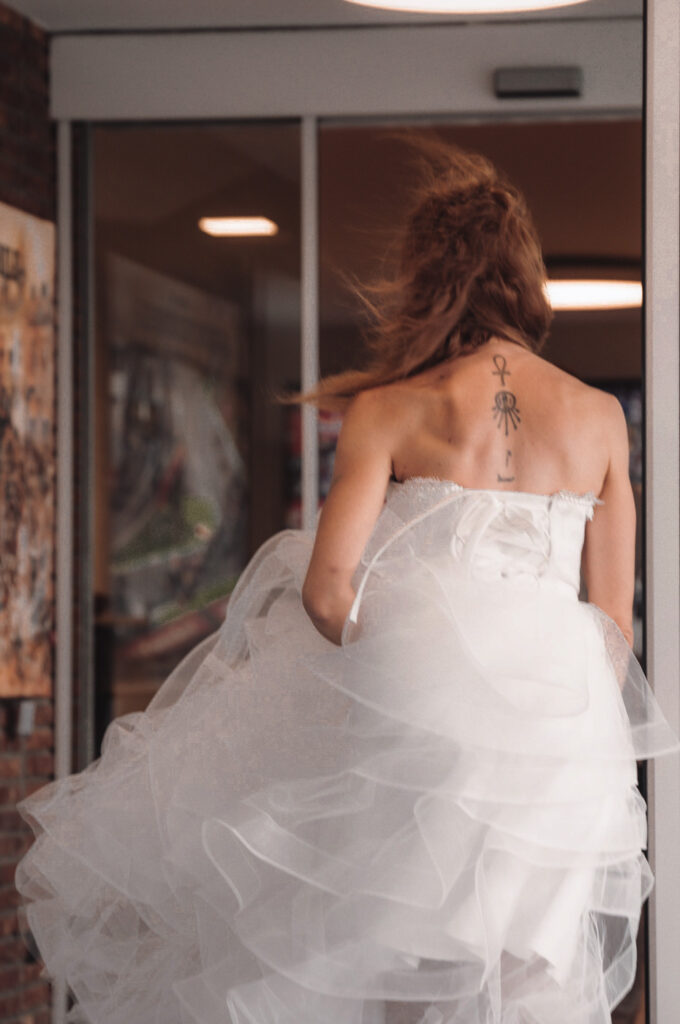 Hockenheimring Hochzeit - Braut entschwindet fotografiert von HochzeitUndBild