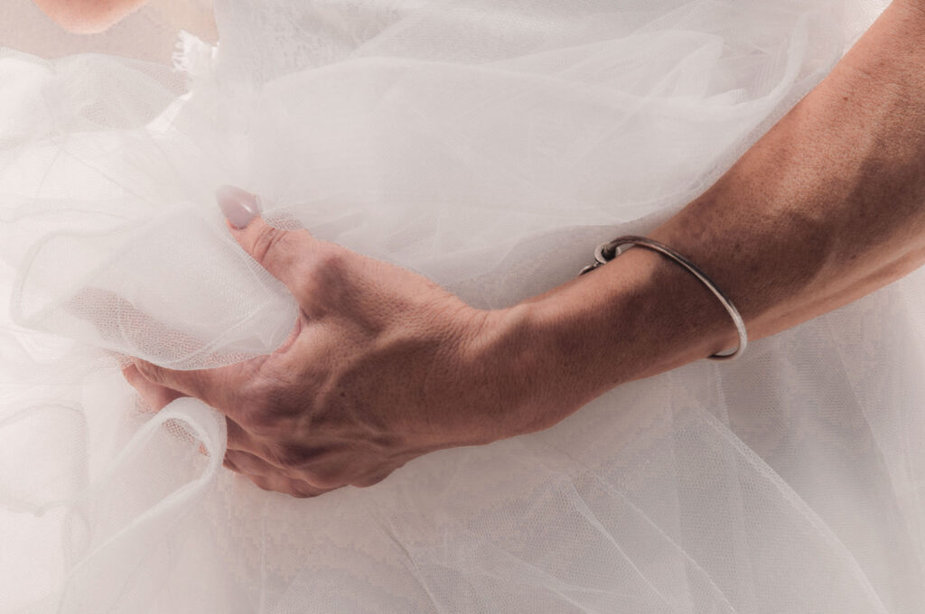 Hockenheimring Hochzeit - Brautkleid mit Arm fotografiert von HochzeitUndBild