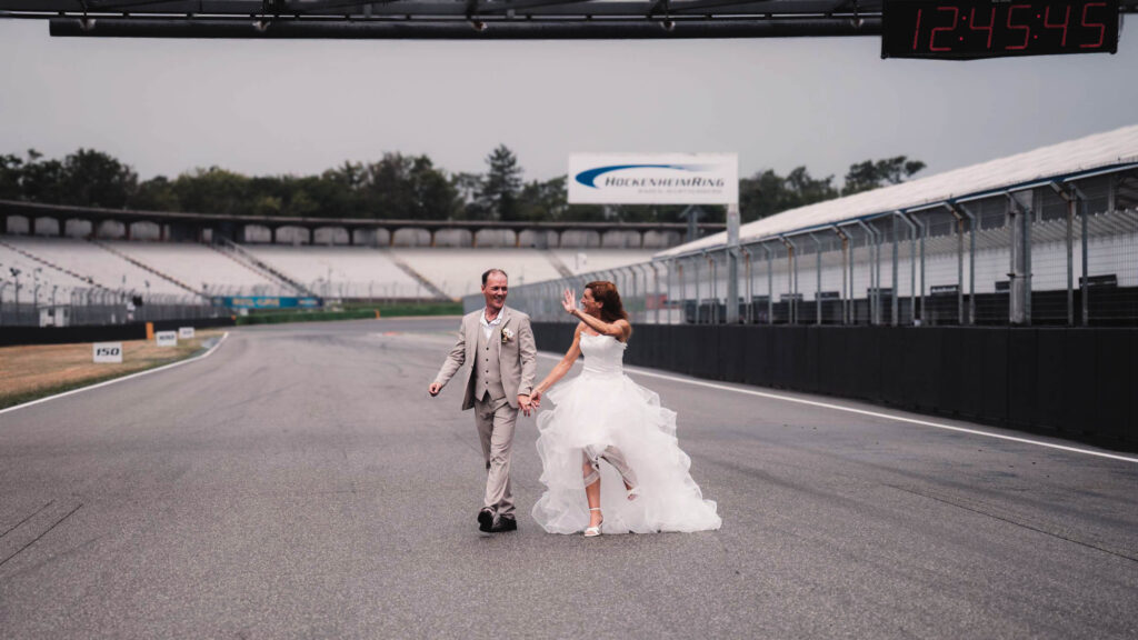 Hockenheimring Hochzeit - Brautpaar auf der Rennstrecke fotografiert von HochzeitUndBild