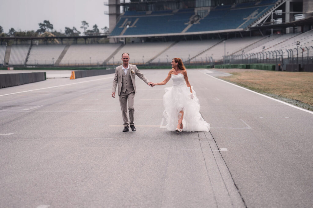 Hockenheimring Hochzeit - Brautpaar auf der Zielgeraden fotografiert von HochzeitUndBild - 2