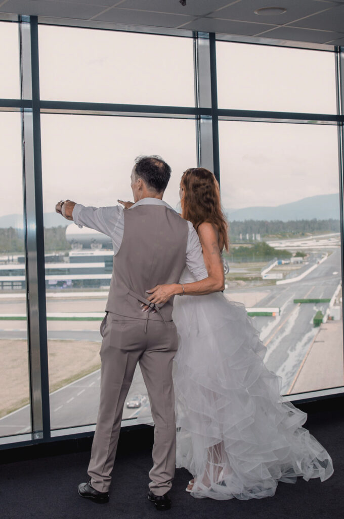 Hockenheimring Hochzeit - Brautpaar im VIP-Bereich fotografiert von HochzeitUndBild