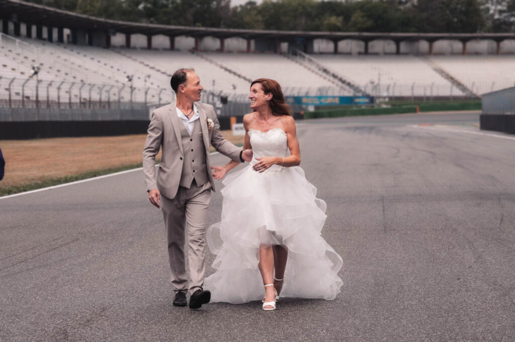 Hockenheimring Hochzeit - Brautpaarshooting auf der Zielgeraden fotografiert von HochzeitUndBild