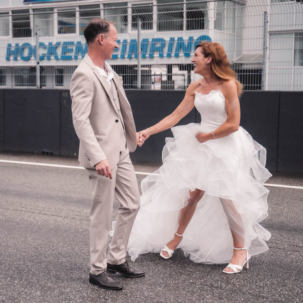 Hockenheimring Hochzeit - Glückliches Brautpaar auf der Zielgeraden fotografiert von HochzeitUndBild