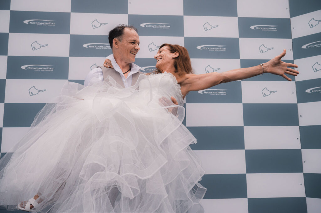 Hockenheimring Hochzeit - Jubel auf dem Treppchen fotografiert von HochzeitUndBild