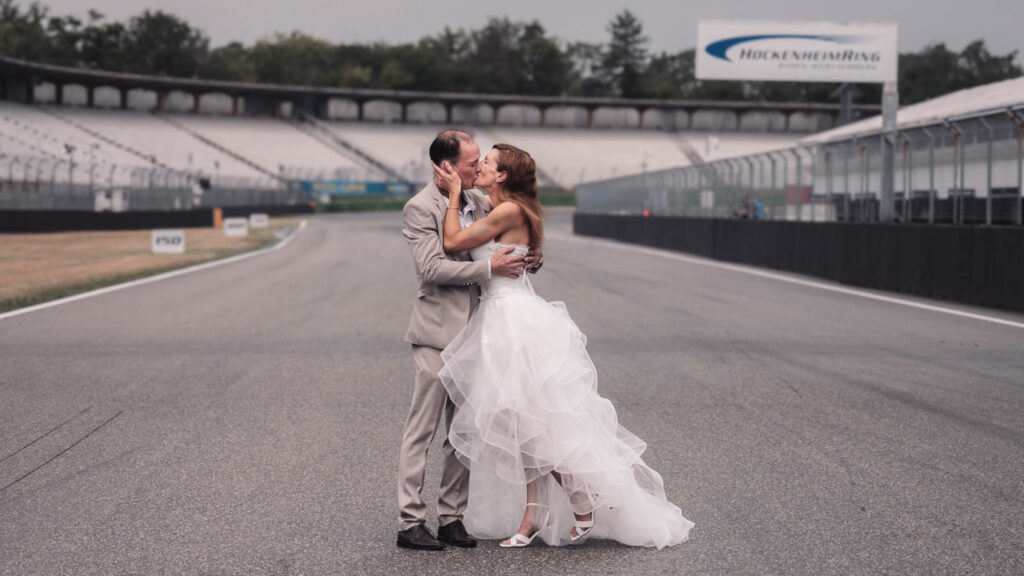 Hockenheimring Hochzeit - Kuss auf der Rennstrecke fotografiert von HochzeitUndBild