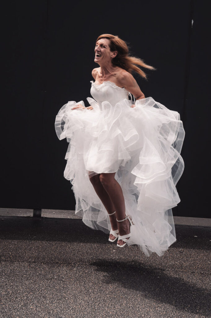 Hockenheimring Hochzeit - b - Braut im Jubel fotografiert von HochzeitUndBild