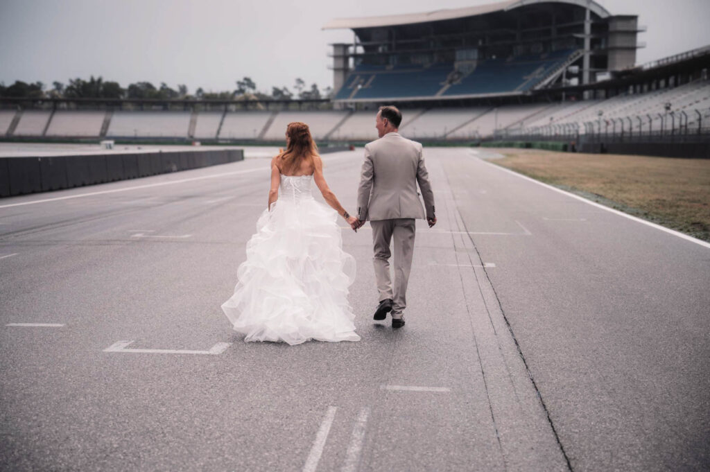 Hockenheimring Hochzeit - b -Brautpaar auf der Zielgeraden fotografiert von HochzeitUndBild