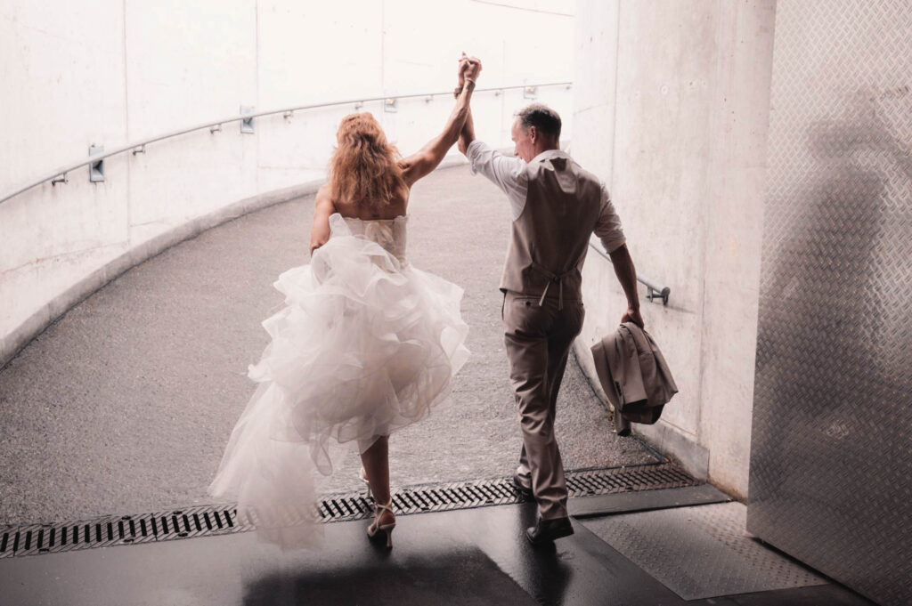 Hockenheimring Hochzeit - b -Brautpaar freut sich an seinem besonderen Tag fotografiert von HochzeitUndBild