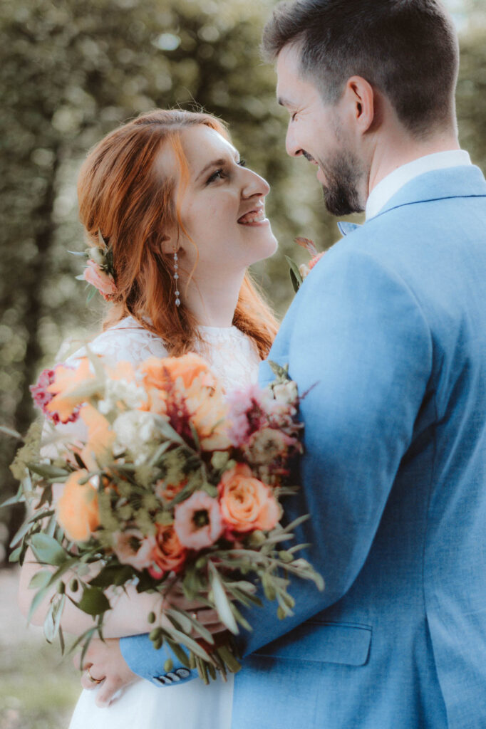 Hochzeit Cafe Elliots Mauer - BrautpaarShooting Brautpaar schaut sich in die Augen