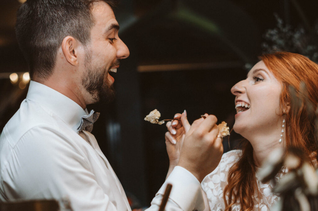 Hochzeit Cafe Elliots Mauer - Hochzeitstorte Brautpaar fuettert sich