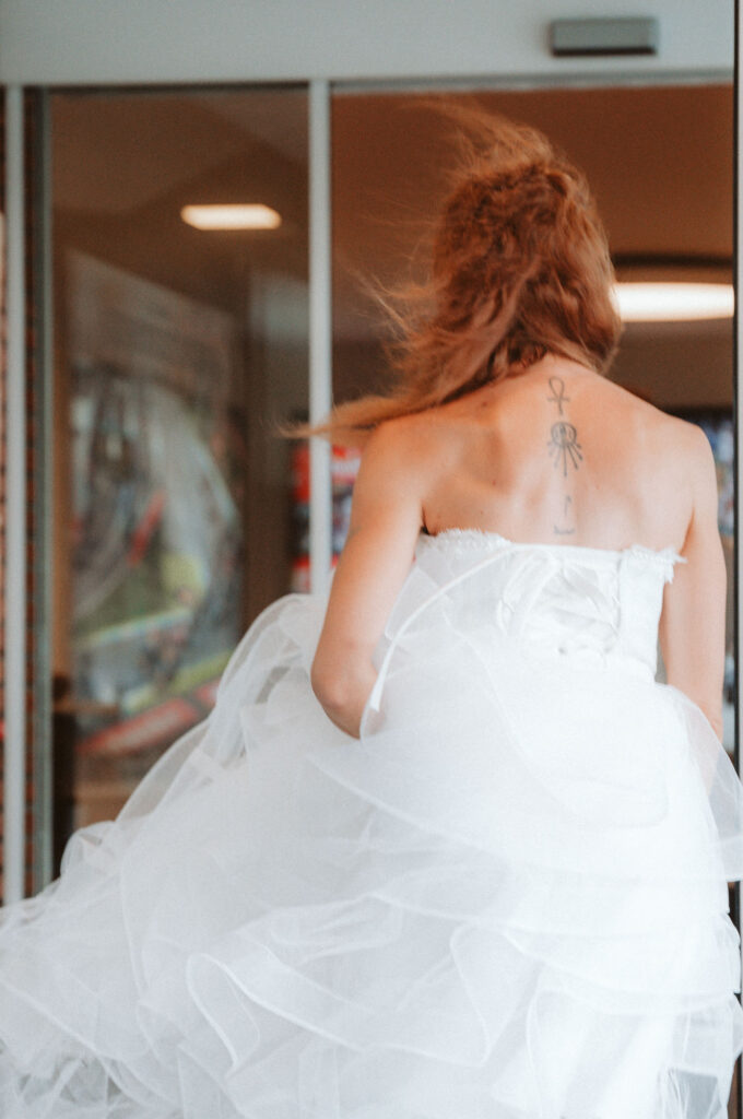 Hochzeit Hockenheimring - Braut auf dem Weg in Location