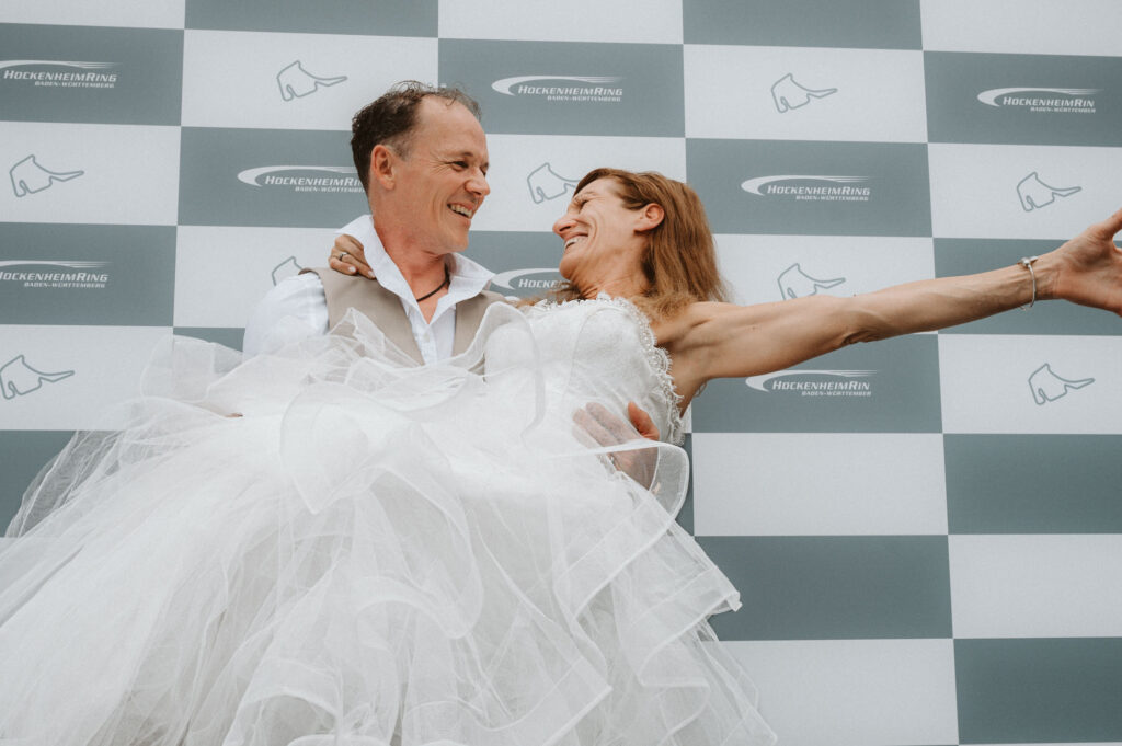 Hochzeit Hockenheimring - Brautpaar auf dem Siegerpodest am Hockenheimring