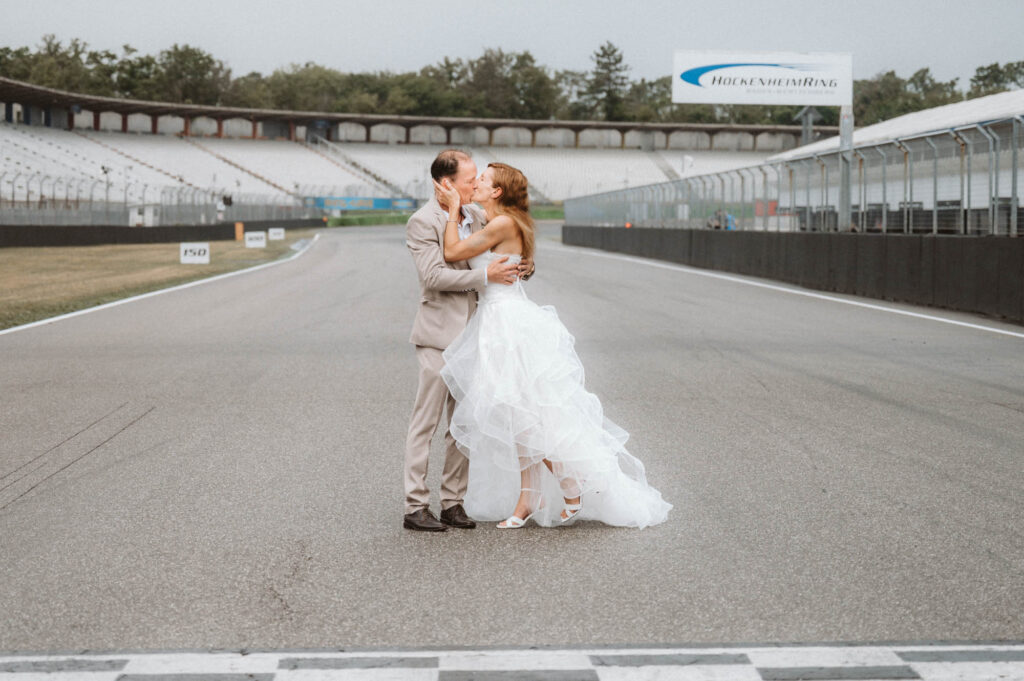 Hochzeitsfotograf-Heidelberg-Kuss-auf-der-Rennstrecke-fotografie