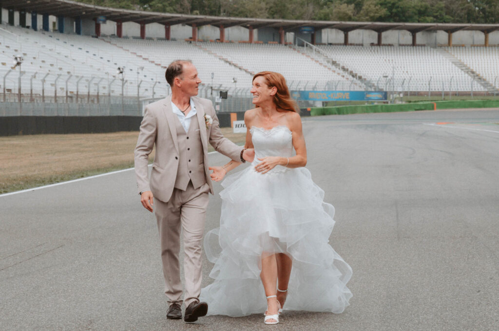 Hochzeit Hockenheimring - BrautpaarShooting Brautpaar laeuft ueber Rennstrecke A