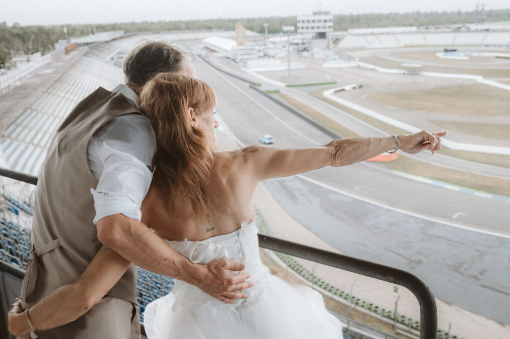 Hochzeitsfotograf Freie Trauung am Hockenheimring - Brautpaa oberhalb der Strecke