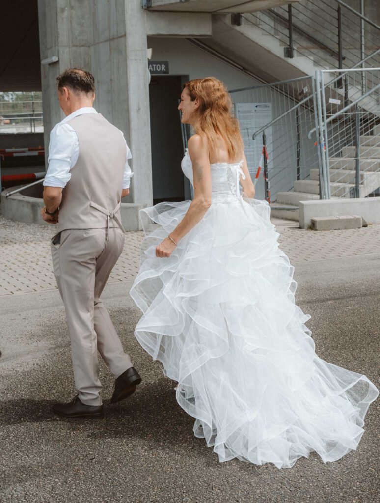 Hochzeitsfotograf Freie Trauung am Hockenheimring - Brautpaar auf dem Weg