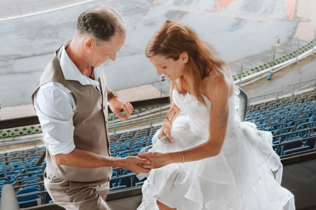 Hochzeitsfotograf Freie Trauung am Hockenheimring - Brautpaar - der Herr hilft