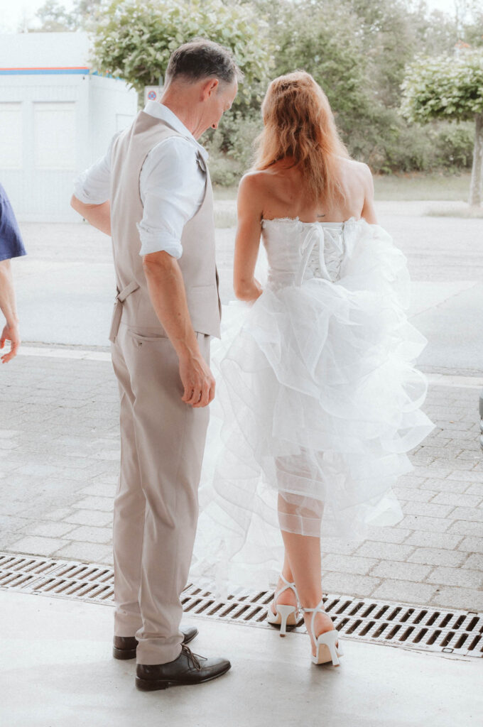 Hochzeitsfotograf Freie Trauung am Hockenheimring - Brautpaar von hinten