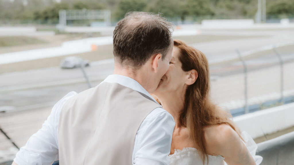 Hochzeitsfotograf Freie Trauung am Hockenheimring - Hockenheimring - Brautpaar iconic