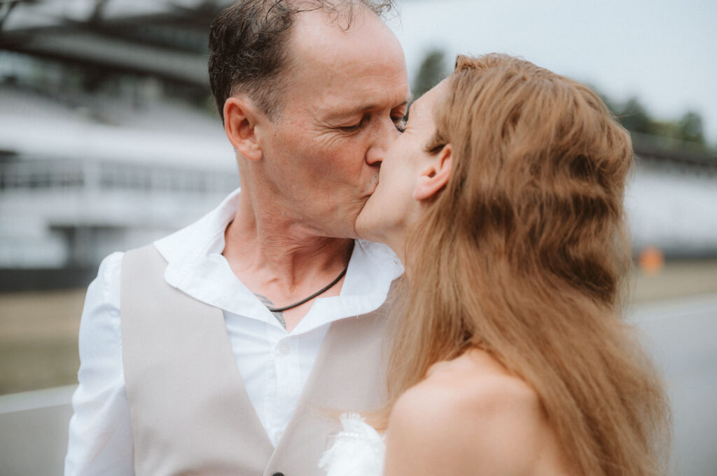 Hochzeitsfotograf Freie Trauung am Hockenheimring - Kuss auf der Strecke