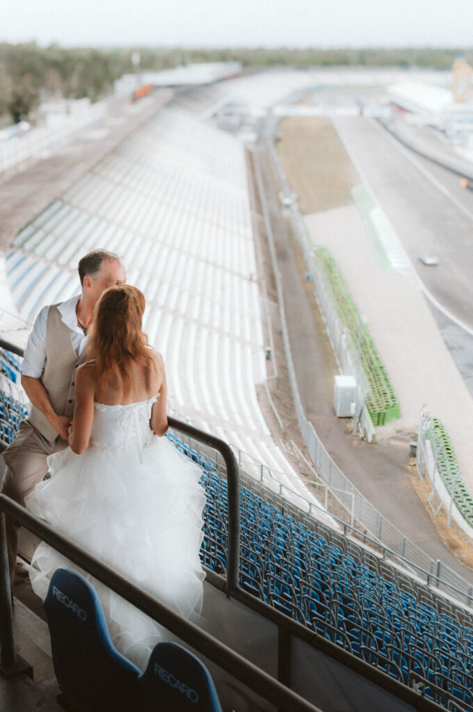 Hochzeitsfotograf Freie Trauung am Hockenheimring - Paar auf der Trib